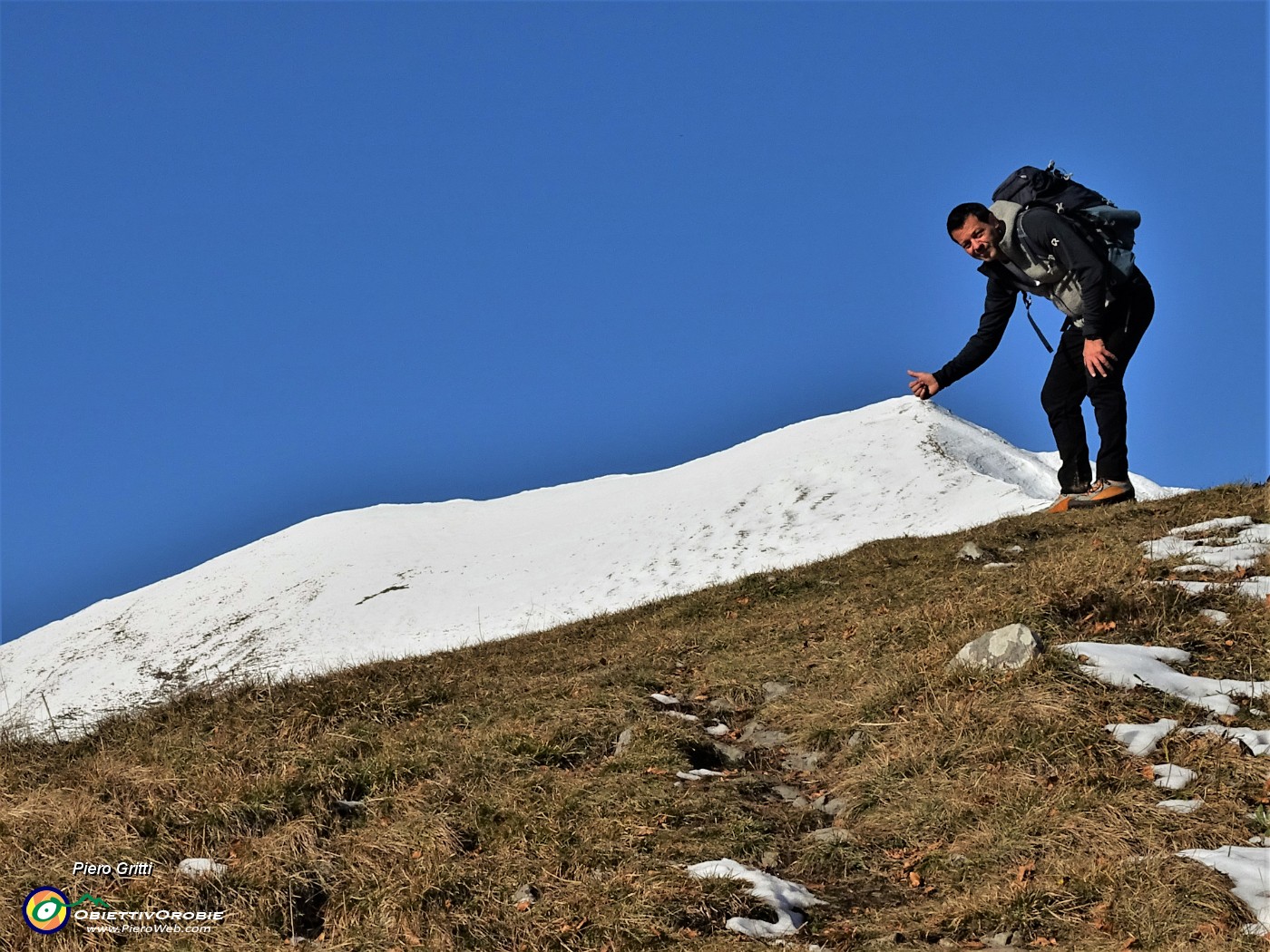 01 La nostra meta, Pizzo Baciamorti (2009 m) .JPG